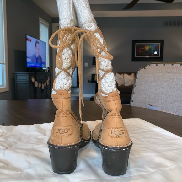 Woman’s Ugg Boots - Picture 4 of 7